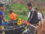 aris-dan-azis-mempraktikan-cara-membuang-jasad-korban-saat-proses-rekonstruksi.jpg
