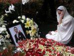 artis-bunga-citra-lestari-berdoa-di-depan-makam-suaminya-almarhum-ashraf-sinclair-347347.jpg