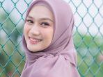 artis-ini-pernah-jadi-sasaran-sakit-hati-fans-dilempar-kaleng-saat-jadi-juri.jpg