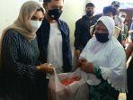 ashanty-beri-bantuan-ke-warga-di-jalan-karet-pasar-baru-barat-1.jpg