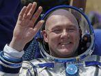 astronot-tekan-911.jpg