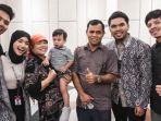 atta-halilintar-bahagia-saat-thariq-halilintar-dan-fuji-umroh-bersama.jpg