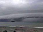 awan-arcus-atau-awan-tsunami-yang-muncul-di-kabupaten-bolmong-gjfgjhgjghj.jpg