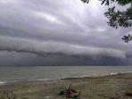 awan-arcus-atau-awan-tsunami-yang-muncul-di-kabupaten-bolmong.jpg