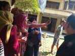 ayu-ting-ting-diajak-selfie-oleh-ibu-ibu-warga-setempat.jpg