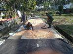 babinsa-bantu-petani-desa-mondatong-jemur-jagung-3534646.jpg