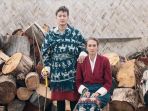 baju-pengantin-dimas-anggara-dan-nadine-chandrawinata-saat-menikah-di-bhutan_20180902_164523.jpg
