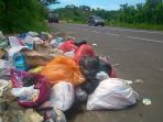 banyak-sampah-di-jalan-ringroad_20180303_105603.jpg