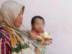 bayi-n-dalam-gendongan-budhenya-di-balai-desa-kaliwining-kecamatan-rambipuji.jpg