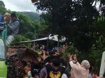 beberapa-warga-yang-menaiki-mobil-pembawa-bantuan-logistik-gempa-majene.jpg