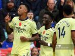 bek-arsenal-asal-brasil-gabriel-kiri-merayakan-dengan-rekan-satu-timnya-setelah-dia-mencetak-gol.jpg