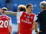 bek-arsenal-hector-bellerin-melakukan-protes-terhadap-wasit-martin-atkinson.jpg