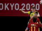 bek-australia-harry-souttar-atas-berebut-bola-dengan-penyerang-spanyol-rafa-mir.jpg
