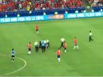 bek-cile-gonzalo-jara-melakukan-tekel-ke-penyusup-copa-america-2019.jpg