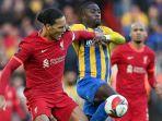 bek-liverpool-virgil-van-dijk-kiri-berduel-dengan-penyerang-shrewsbury.jpg