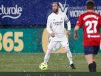bek-real-madrid-sergio-ramos-dalam-laga-kontra-osasuna-pada-sabtu-912021.jpg