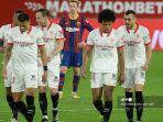 bek-sevilla-prancis-jules-kounde-2ndr-berjalan-bersama-teamamtes-setelah-mencetak-gol.jpg