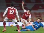 bek-spanyol-arsenal-hector-bellerin-bersaing-dengan-gelandang-yunani-olympiakos-kostas-fortounis.jpg