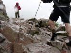 ben-conway-naik-gunung-pakai-high-heels-2626.jpg