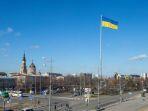 bendera-nasional-ukraina-berkibar-di-pusat-kota-terbesar-kedua-di-ukraina-4584.jpg