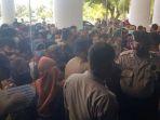 berebutan-untuk-divaksin-2-guru-dilarikan-ke-rs-kelelahan-setelah-antre-berjam-jam.jpg
