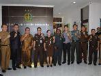 berkunjung-ke-daerah-kajati-provinsi-ini-dikalungkan-bunga.jpg
