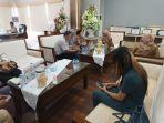 bersama-beberapa-instansi-terkait-sedang-membahas-pendampingan.jpg