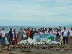 bersih-pantai-tanjung-kelapa-desa-poopoh.jpg