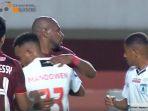 boaz-salossa-saat-laga-borneo-fc-vs-persipura-jayapura-dalam-lanjutan-liga-1-indonesia-2021-2022.jpg