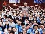 budi-soehardi-berpose-di-tengah-tengah-murid-bina-bangsa-school.jpg