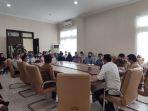bupati-bolaang-mongondow-timur-sam-sachrul-mamonto-di-hadapan-para-honorer.jpg