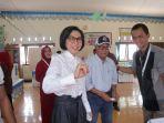 bupati-bolmong-dan-ayah-memilih-di-pemilu.jpg