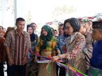 bupati-bolmong-yasti-soepredjo-mokoagow-gunting-pita_20180415_141217.jpg