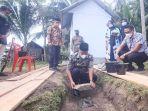bupati-bolmut-depri-pontoh-saat-melakukan-peletakan-batu-pertama-pembangunan-musholla.jpg