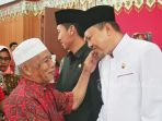 bupati-bolsel-h2m-menyalami-warga_20180805_093405.jpg