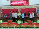 bupati-bolsel-haji-herson-mayulu-saat-menerima-piagam-hak-paten-dari-kemenkum-ham_20180722_144741.jpg