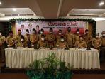 bupati-h-iskandar-kamaru-saat-membuka-acara-coaching-clinic-hfghgfh.jpg
