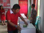 bupati-js-melakukan-pemilihan-di-tps-satu-kelurahan-tosuraya-kecamatan-ratahan-bersama-keluarga.jpg