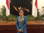 bupati-minsel-tetty-paruntu-dan-penghargaan-dari-presiden-jokowi_20150814_004350.jpg