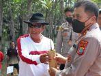 bupati-mitra-james-sumendap-tanam-pohon-mangrove-di-desa-tumbak-madani.jpg
