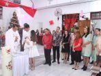 bupati-ror-jadi-saksi-baptisan-anak.jpg