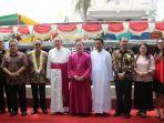 bupati-ror-serahkan-bantuan-pembangunan-gereja-rp-250-juta.jpg