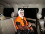 bupati-subang-imas-aryumningsih-menggunakan-rompi-tahanan_20180215_134236.jpg