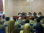 bupati-yasti-pimpinan-rapat-bersama-kepala-skpd-beberapa-waktu-lalu.jpg