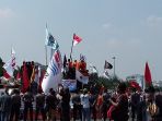 buruh-melakukan-orasi-di-depan-istana-medan-merdeka-jalan-medan-merdeka-utara_20180501_142857.jpg