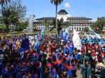 buruh-melakukan-unjuk-rasa-di-depan-gedung-sate-jalan-diponegoro-kota-bandung-senin-152017_20180430_073340.jpg