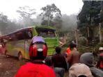 bus-pariwisata-yang-terguling-di-ciater-subang-jawa-barat-sabtu-18120201.jpg