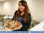 cakalang-pizza-grand-whiz-manado-sekali-gigit-langsung-ketagihan-23432.jpg
