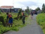 cegah-dbd-babinsa-liningaan-bersihkan-selokan.jpg