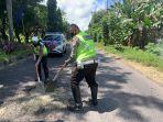 cegah-laka-tunggal-satlantas-polres-minut-timbun-jalan-rusak-di-sby.jpg